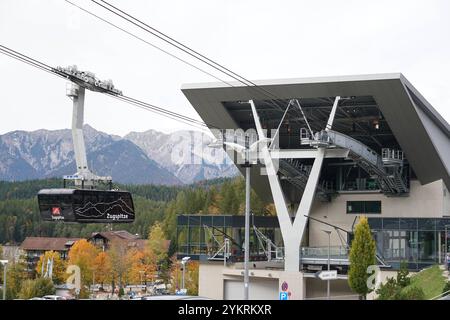 Zugspitzseilbahn am Bahnhof Eibsee - Zugspitze 11.10.2024: Zugspitzgipfel *** funivia Zugspitze presso la stazione Eibsee Zugspitze 11 10 2024 cima Zugspitze Foto Stock