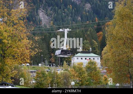Blick auf die Zugspitzseilbahn am Eibsee - Zugspitze 11.10.2024: Zugspitzgipfel *** Vista della funivia di Zugspitze presso Eibsee Zugspitze 11 10 2024 vetta dello Zugspitze Foto Stock