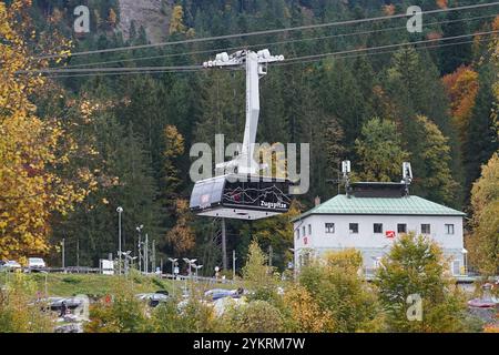 Blick auf die Zugspitzseilbahn und den Bahnhof am Eibsee - Zugspitze 11.10.2024: Zugspitzgipfel *** Vista della funivia di Zugspitze e della stazione di Eibsee Zugspitze 11 10 2024 cima di Zugspitze Foto Stock