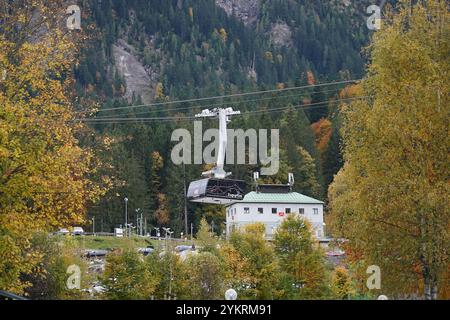 Blick auf die Zugspitzseilbahn am Eibsee - Zugspitze 11.10.2024: Zugspitzgipfel *** Vista della funivia di Zugspitze presso Eibsee Zugspitze 11 10 2024 vetta dello Zugspitze Foto Stock