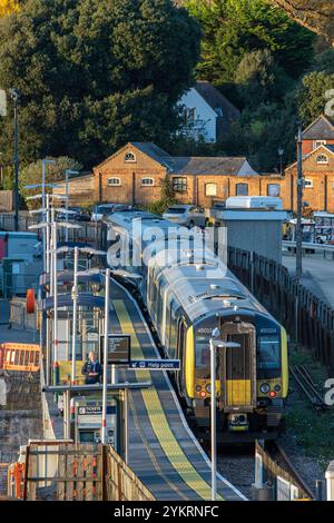 South thwestern rilway 450 EMU Electric multiple Unit Desiro train nel platfrom al molo di Lymington, Hampshire, Regno Unito Foto Stock