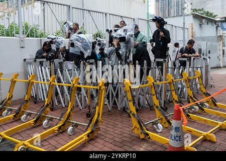 Hong Kong, Cina. 19 novembre 2024. Membri dei media al di fuori di un tribunale di Hong Kong. Tra i 47 attivisti e gli ex legislatori sono stati accusati di cospirare per sovvertire il potere statale ai sensi della legge sulla sicurezza nazionale, 14 dei quali sono stati condannati a maggio e due sono stati assolti. Trentuno persone si erano precedentemente dichiarate colpevoli. 45 attivisti ed ex legislatori sono condannati ad affrontare la condanna in un processo di sicurezza nazionale di riferimento, in cui la maggior parte di loro era stata detenuta in custodia per più di tre anni. (Foto di David Chan/SOPA Images/Sipa USA) credito: SIPA USA/Alamy Live News Foto Stock