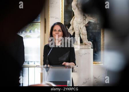 Ministro degli Esteri tedesco - Annalena Baerbock parla durante la conferenza stampa durante l'incontro dei ministri degli Esteri europei a Varsavia. Martedì 19 novembre, in occasione dell'anniversario del mille giorno dell'invasione russa dell'Ucraina, i ministri degli Esteri dei più grandi paesi europei, tra cui Francia, Italia, Germania, Polonia e Gran Bretagna (da remoto) si sono incontrati a Varsavia. Il ministro degli Esteri polacco -Radoslaw Sikorski ha tenuto un discorso in questa occasione, dedicato alla sicurezza nella regione. I capi del Ministero degli affari esteri hanno discusso della sicurezza europea, della difesa e del sostegno militare a Ukrai Foto Stock