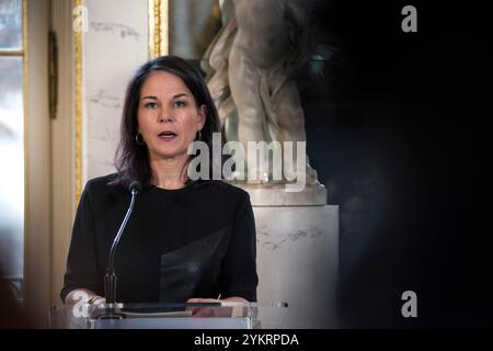 Ministro degli Esteri tedesco - Annalena Baerbock parla durante la conferenza stampa durante l'incontro dei ministri degli Esteri europei a Varsavia. Martedì 19 novembre, in occasione dell'anniversario del mille giorno dell'invasione russa dell'Ucraina, i ministri degli Esteri dei più grandi paesi europei, tra cui Francia, Italia, Germania, Polonia e Gran Bretagna (da remoto) si sono incontrati a Varsavia. Il ministro degli Esteri polacco -Radoslaw Sikorski ha tenuto un discorso in questa occasione, dedicato alla sicurezza nella regione. I capi del Ministero degli affari esteri hanno discusso della sicurezza europea, della difesa e del sostegno militare a Ukrai Foto Stock