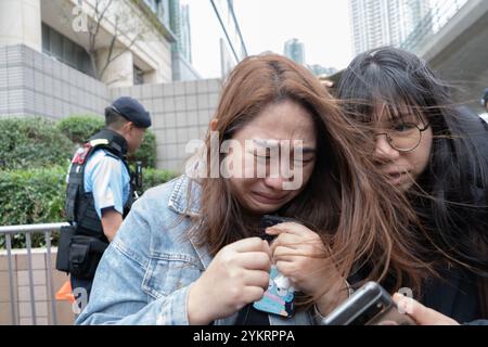 Hong Kong, Cina. 19 novembre 2024. Una donna è stata vista piangere al di fuori della West Kowllon Courts dopo che le sentenze sono state annunciate. Tra i 47 attivisti e gli ex legislatori sono stati accusati di cospirare per sovvertire il potere statale ai sensi della legge sulla sicurezza nazionale, 14 dei quali sono stati condannati a maggio e due sono stati assolti. Trentuno persone si erano precedentemente dichiarate colpevoli. 45 attivisti ed ex legislatori sono condannati ad affrontare la condanna in un processo di sicurezza nazionale di riferimento, in cui la maggior parte di loro era stata detenuta in custodia per più di tre anni. Credito: SOPA Images Limited/Alamy Live News Foto Stock