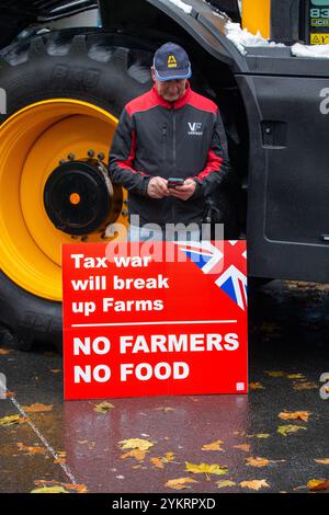 Londra, Inghilterra, Regno Unito. 19 novembre 2024. Gli agricoltori protestano fuori Whitehall con centinaia di migliaia di agricoltori provenienti da tutto il Regno Unito scesi per le strade di Westminster fuori Whitehall credito: Richard Lincoln/Alamy Live News Foto Stock