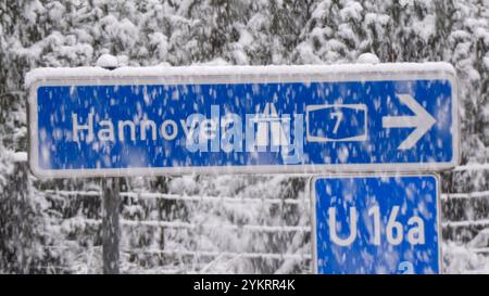 Starke Schneefälle, glatte Straßen und bis zu 5 cm Neuschnee - Tief Quiteria brachte ordentliche Neuschneemengen a Niedersachsen. VOR allem das mittlere Niedersachsen War davon betroffen. In der Gegend um Bispingen waren die Straßen spiegelglatt. LKW blieben stecken. Auch auf der A 7 gab es dichten Schneefall. Muore Una guerra 7 a Höhe Bispingen mit Schnee bedeckt. Es ereigneten sich einige Unfälle. Die Autobahnmeisterei hatte alle Hände voll zutun. Die Mitarbeiter wurden von den starken Schneefällen überrascht. Der Winterdienst musste das erste mal in diesem Winter ausrücken. Es galt Parkplätze zu Foto Stock