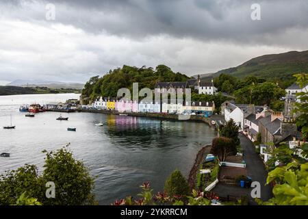 Una vista vibrante delle iconiche case colorate lungo il porto di Portree, una pittoresca cittadina sull'Isola di Skye, in Scozia. Foto Stock