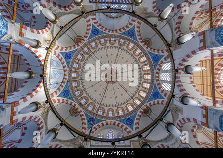 Interno della Moschea Rustem Pasa a Istanbul. Interno della famosa moschea Rustem pasha. Piastrelle blu di Iznik. La Moschea Rustem Pasa più bella e classica Foto Stock