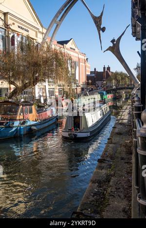 Barca stretta Hoosier che viaggia lungo il fiume Witham nella città di Lincoln, Lincolnshire, Inghilterra, Regno Unito Foto Stock