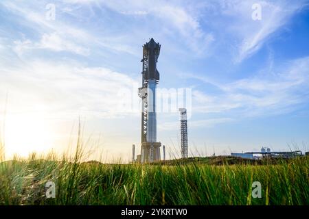 Brownsville, Texas, Stati Uniti. 18 novembre 2024. Un razzo SpaceX Starship si erge alto sulla rampa di lancio prima del suo sesto test di volo da Starbase, Boca Chica, Texas, il 18 novembre 2024. Il lancio è previsto per il 19 novembre 2024, durante una finestra di lancio di 30 minuti che si apre alle 16:00 CST. Il test prevede il secondo tentativo di catturare il Super Heavy Booster della nave stellare dalle bacchette sulla torre di lancio. (Immagine di credito: © Jennifer Briggs/ZUMA Press Wire) SOLO PER USO EDITORIALE! Non per USO commerciale! Foto Stock