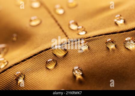 tessuto impermeabile - primo piano di tessuto marrone resistente all'acqua con gocce d'acqua Foto Stock