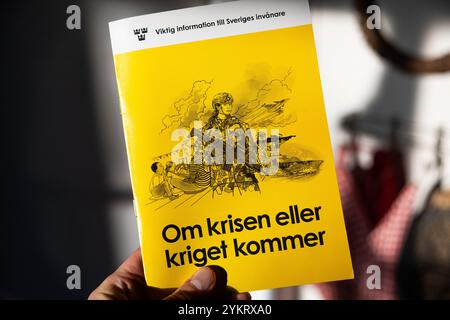 Il 18 novembre, l'Agenzia svedese per le contingenze civili (svedese: Myndigheten för samhällsskydd och beredskap, MSB) inizierà a inviare la nuova versione dell'opuscolo "se arriva la crisi o la guerra”. L'opuscolo raggiungerà tutte le famiglie svedesi. 5,2 milioni di copie vengono spedite e la posta continua per due settimane. Foto Stock
