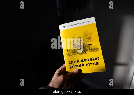 Il 18 novembre, l'Agenzia svedese per le contingenze civili (svedese: Myndigheten för samhällsskydd och beredskap, MSB) inizierà a inviare la nuova versione dell'opuscolo "se arriva la crisi o la guerra”. L'opuscolo raggiungerà tutte le famiglie svedesi. 5,2 milioni di copie vengono spedite e la posta continua per due settimane. Foto Stock