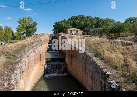 Chiuse sul Canal de Castilla sulla strada del cammino di Santiago, tappa da Castrojeriz a Fromista in Spagna. Foto Stock