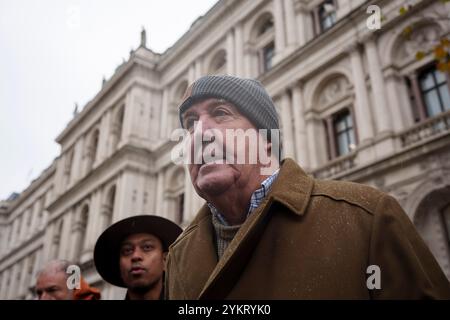 Tre settimane dopo il bilancio del nuovo governo laburista in cui è stata annunciata una tassa di successione del 20 per cento sulle proprietà agricole, Jeremy Clarkson si unisce a protestare contro gli agricoltori britannici che si riuniscono a Whitehall per esprimere le loro obiezioni e preoccupazioni, il 19 novembre 2024, a Londra, in Inghilterra. Il cambiamento di politica significa che, a partire da aprile 2026, le aziende agricole a conduzione familiare che valgono più di 1 milione di sterline e che spesso si basano sul passaggio di terre attraverso le generazioni, dovranno far fronte a bollette fiscali del 20% quando trasferiranno la proprietà, costringendo gli agricoltori a vendere terreni o aziende che sono state costruite nel corso di decenni. Foto Stock