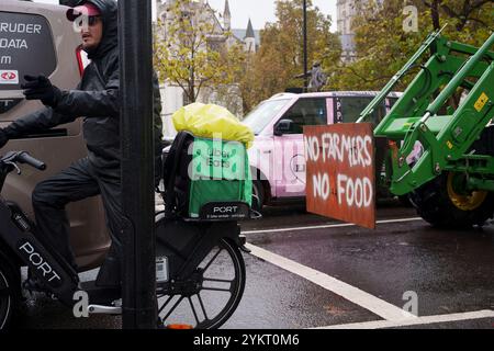 Tre settimane dopo il bilancio del nuovo governo laburista, in cui è stata annunciata una tassa di successione del 20 per cento sulle proprietà agricole, un trattore viene fermato nel traffico in Parliament Square mentre gli agricoltori britannici si riuniscono a Whitehall per esprimere le loro obiezioni e preoccupazioni, il 19 novembre 2024, a Londra, in Inghilterra. Il cambiamento di politica significa che, a partire da aprile 2026, le aziende agricole a conduzione familiare che valgono più di 1 milione di sterline e che spesso si basano sul passaggio di terre attraverso le generazioni, dovranno far fronte a bollette fiscali del 20% quando trasferiranno la proprietà, costringendo gli agricoltori a vendere terreni o aziende che sono state costruite nel corso di decenni. Foto Stock