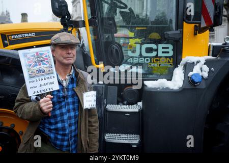 Tre settimane dopo il bilancio del nuovo governo laburista in cui è stata annunciata una tassa di successione del 20 per cento sulle proprietà agricole, protestando gli agricoltori britannici si riuniscono a Whitehall per esprimere le loro obiezioni e preoccupazioni, il 19 novembre 2024, a Londra, in Inghilterra. Il cambiamento di politica significa che, a partire da aprile 2026, le aziende agricole a conduzione familiare che valgono più di 1 milione di sterline e che spesso si basano sul passaggio di terre attraverso le generazioni, dovranno far fronte a bollette fiscali del 20% quando trasferiranno la proprietà, costringendo gli agricoltori a vendere terreni o aziende che sono state costruite nel corso di decenni. Foto Stock