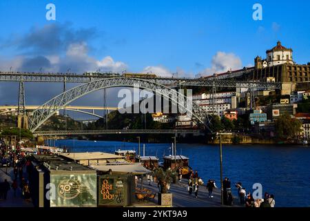 Dom Luís - ponte ad arco in metallo a due piani per ferrovia leggera e trasporto pubblico/pedoni che attraversa il fiume Douro unendo Porto e Vila Nova de Gaia Foto Stock