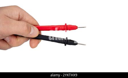 Tenere le sonde del multimetro rosse e nere in posizione orizzontale Foto Stock