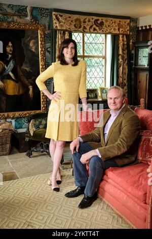 Lady Laura Cathcart con il marito William Cash nella loro casa Upton Cressett Hall, Bridgnorth, Shropshire Regno Unito. Foto Stock