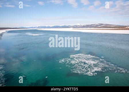 L'incredibile e stupefacente fiume Tagish nel territorio dello Yukon, Canada settentrionale. Preso in primavera, dopo che il fiume si è scongelato da un freddo inverno. Foto Stock