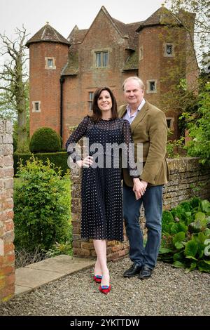 Lady Laura Cathcart con il marito William Cash nella loro casa Upton Cressett Hall, Bridgnorth, Shropshire Regno Unito. Foto Stock