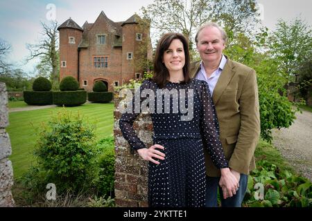 Lady Laura Cathcart con il marito William Cash nella loro casa Upton Cressett Hall, Bridgnorth, Shropshire Regno Unito. Foto Stock