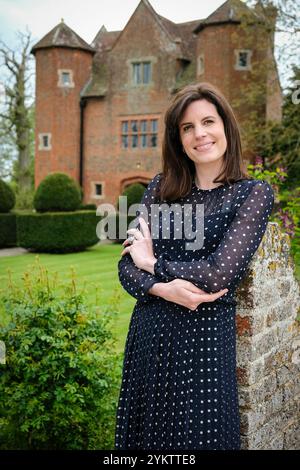 Lady Laura Cathcart moglie di William Cash, nella loro casa Upton Cressett Hall, Bridgnorth, Shropshire Regno Unito. Foto Stock