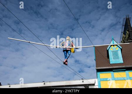 Scultura di un camminatore in corda stretta su Victoria Avenue a Clifton Hill, Niagara Falls, Ontario, Canada Foto Stock