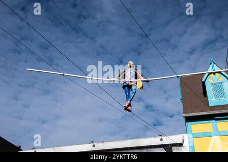 Scultura di un camminatore in corda stretta su Victoria Avenue a Clifton Hill, Niagara Falls, Ontario, Canada Foto Stock