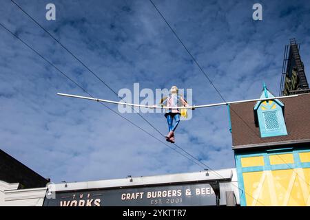 Scultura di un camminatore in corda stretta su Victoria Avenue a Clifton Hill, Niagara Falls, Ontario, Canada Foto Stock