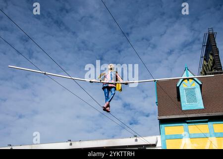 Scultura di un camminatore in corda stretta su Victoria Avenue a Clifton Hill, Niagara Falls, Ontario, Canada Foto Stock