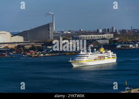 Amager Bakke noto come Amager Slope o Copenhill, impianto energetico con struttura ricreativa il 29 aprile 2023 a Copenaghen, Danimarca. Foto Stock