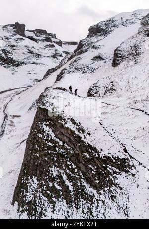 Camminate sul Winnats Pass nel Peak District, Derbyshire. Il Regno Unito è pronto per affrontare neve, ghiaccio e temperature fredde, in quanto nei prossimi giorni fino a 20 cm di neve potrebbero colpire il Regno Unito. Data foto: Martedì 19 novembre 2024. Foto Stock