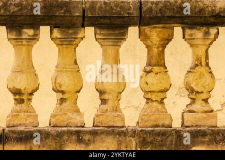 Elegante balaustra in pietra con dettagli architettonici complessi Foto Stock