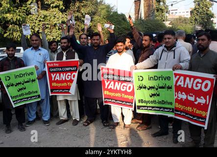 I membri della Online taxi Athad Union stanno organizzando una manifestazione di protesta contro le aziende online, presso il club stampa di Lahore martedì 19 novembre 2024. Foto Stock