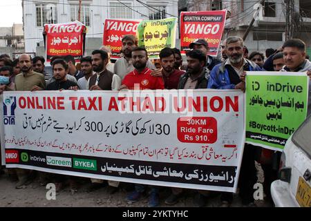 I membri della Online taxi Athad Union stanno organizzando una manifestazione di protesta contro le aziende online, presso il club stampa di Lahore martedì 19 novembre 2024. Foto Stock