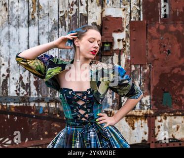 Modella che indossa l'abito tartan della designer Alison HARM di Psychomoda per la sfilata Refashion, Leith, Edimburgo, Scozia, Regno Unito Foto Stock