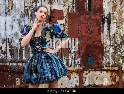 Modella che indossa l'abito tartan della designer Alison HARM di Psychomoda per la sfilata Refashion, Leith, Edimburgo, Scozia, Regno Unito Foto Stock