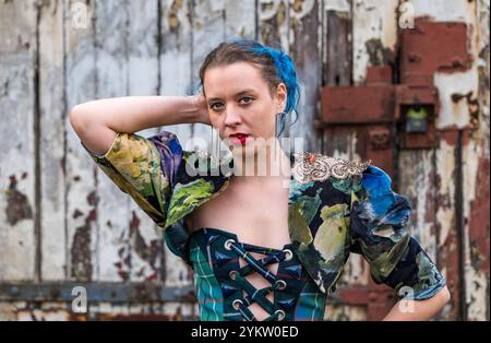 Modella che indossa l'abito tartan della designer Alison HARM di Psychomoda per la sfilata Refashion, Leith, Edimburgo, Scozia, Regno Unito Foto Stock