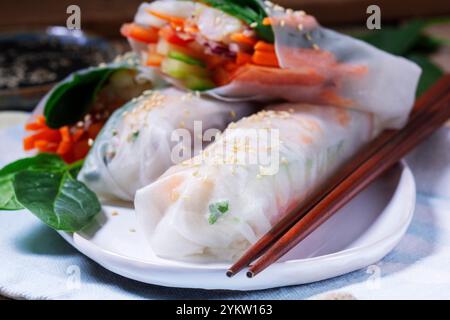 Panini estivi o primaverili con gamberi, verdure e spinaci, serviti con salsa di soia e sesamo. Cucina tradizionale vietnamita. Foto Stock