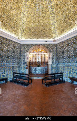 Interno dell'insolita Cappella di San Sebastiao a Ericeira, Portogallo. Affacciato sull'Oceano Atlantico, simbolo della città che è un pop Foto Stock