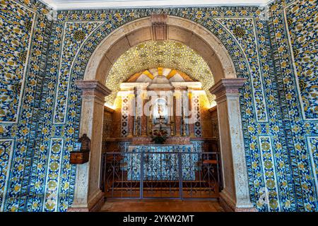 Interno dell'insolita Cappella di San Sebastiao a Ericeira, Portogallo. Affacciato sull'Oceano Atlantico, simbolo della città che è un pop Foto Stock