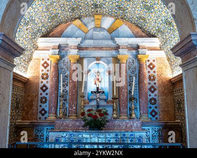 Interno dell'insolita Cappella di San Sebastiao a Ericeira, Portogallo. Affacciato sull'Oceano Atlantico, simbolo della città che è un pop Foto Stock