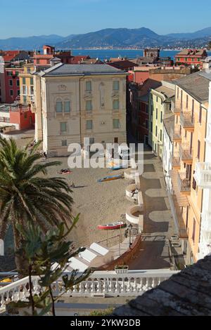 Sestri Levante, Italia - 14 novembre 2024. Vista dalla roccia sulla Baia del silenzio, insenatura di pesca della città di Sestri Levante, Italia. Turismo e svago Foto Stock