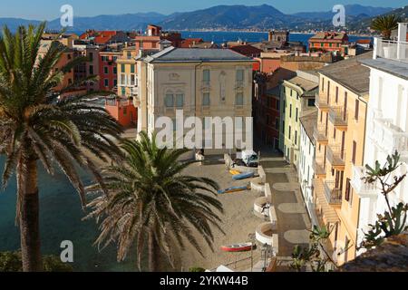 Sestri Levante, Italia - 14 novembre 2024. Vista dalla roccia sulla Baia del silenzio, insenatura di pesca della città di Sestri Levante, Italia. Turismo e svago Foto Stock
