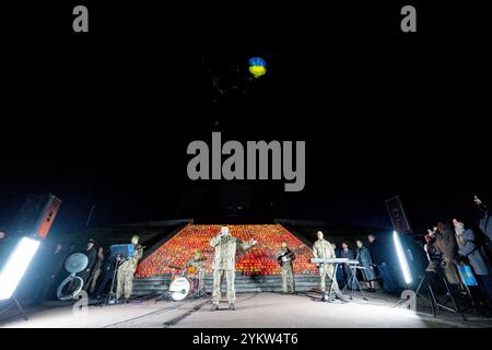 Soldati che eseguono canzoni rock sull'Ucraina e sulla guerra alla LUCE DELL'evento DEL FUOCO, dedicato ai 1.000 giorni della lotta del popolo ucraino per la libertà e l'indipendenza. 1000 candele sono simbolicamente illuminate di fronte al Motherland Monument per commemorare il mille giorno della lotta. Foto Stock