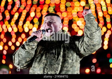 Soldati che eseguono canzoni rock sull'Ucraina e sulla guerra alla LUCE DELL'evento DEL FUOCO, dedicato ai 1.000 giorni della lotta del popolo ucraino per la libertà e l'indipendenza. 1000 candele sono simbolicamente illuminate di fronte al Motherland Monument per commemorare il mille giorno della lotta. Foto Stock