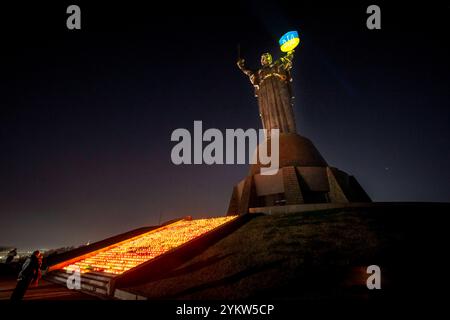 Kiev, Kiev, Ucraina. 19 novembre 2024. ACCENDETE L'evento DEL FUOCO, dedicato ai 1.000 giorni della lotta del popolo ucraino per la libertà e l'indipendenza. 1000 candele sono simbolicamente illuminate di fronte al Motherland Monument per commemorare il mille giorno della lotta. (Credit Image: © Andreas Stroh/ZUMA Press Wire) SOLO PER USO EDITORIALE! Non per USO commerciale! Foto Stock